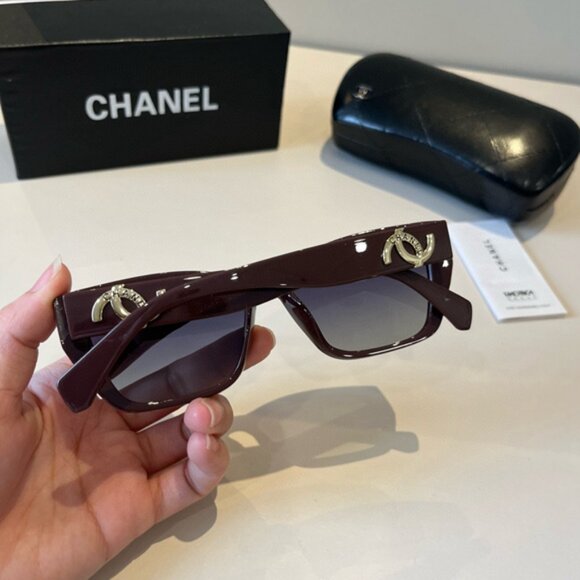 CHANEL Women\'s Red Sunglasses